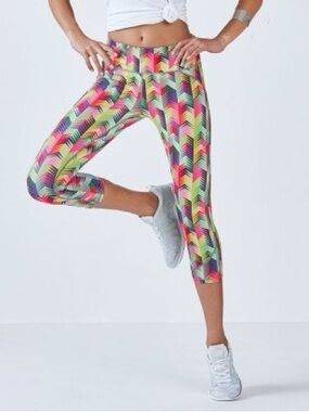 Fabletics Multicolor Lima Capri Tropical Chevron Capri Cropped Leggings Sz M